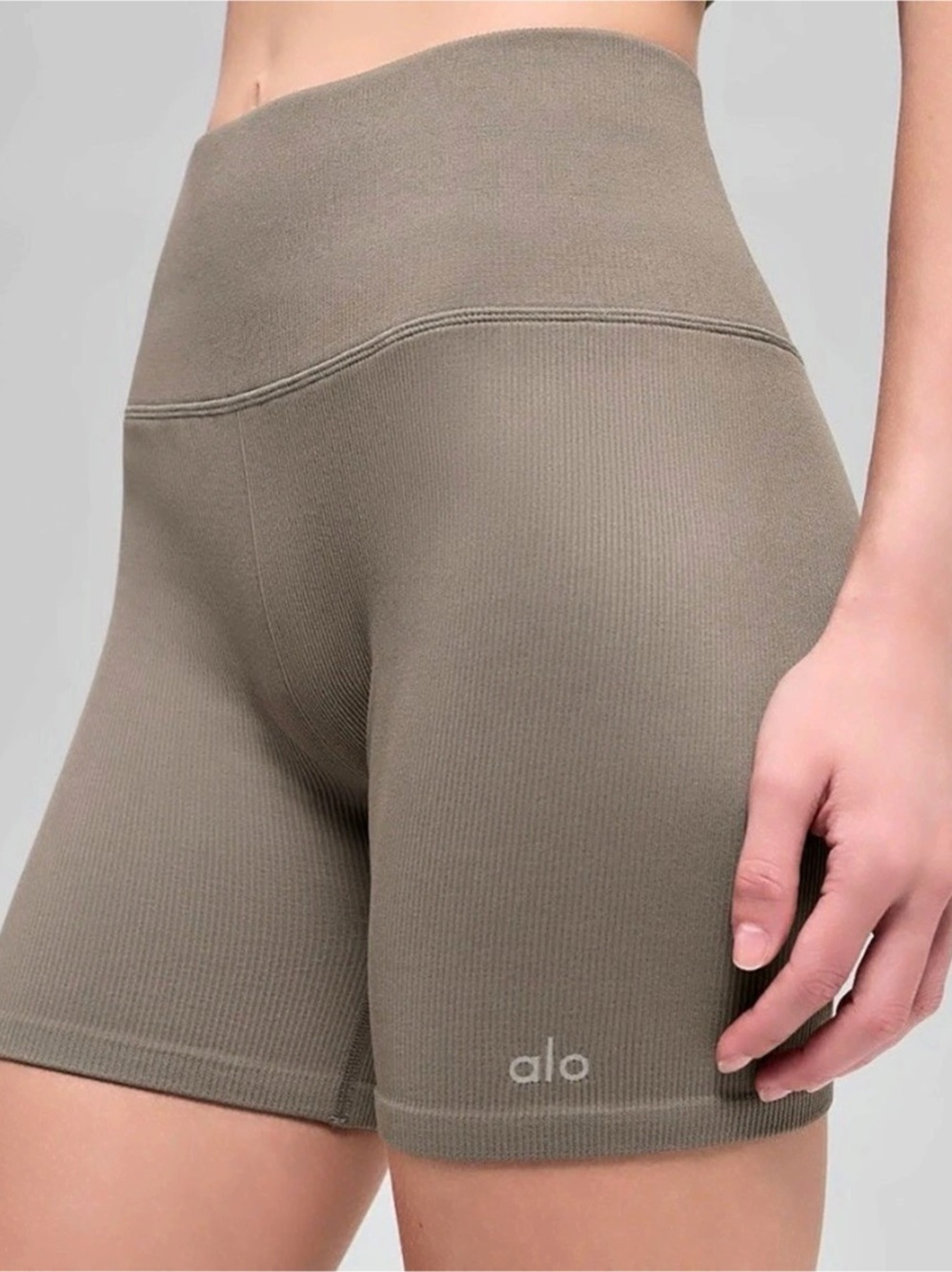 Alo seemless ribbed shorts
Light cocoa
M